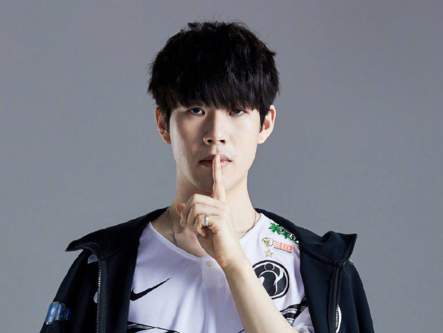 重铸荣光！JDG拿下队史第三座LPL冠军奖杯！